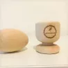 drewniany kieliszek i jajko